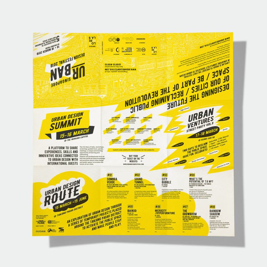 Fronte del pieghevole steso con grafica su sfondo giallo e bianco, presentante informazioni sugli eventi e installazioni del Singapore Urban Design Festival 2018, tra cui Urban Design Summit e Urban Ventures.